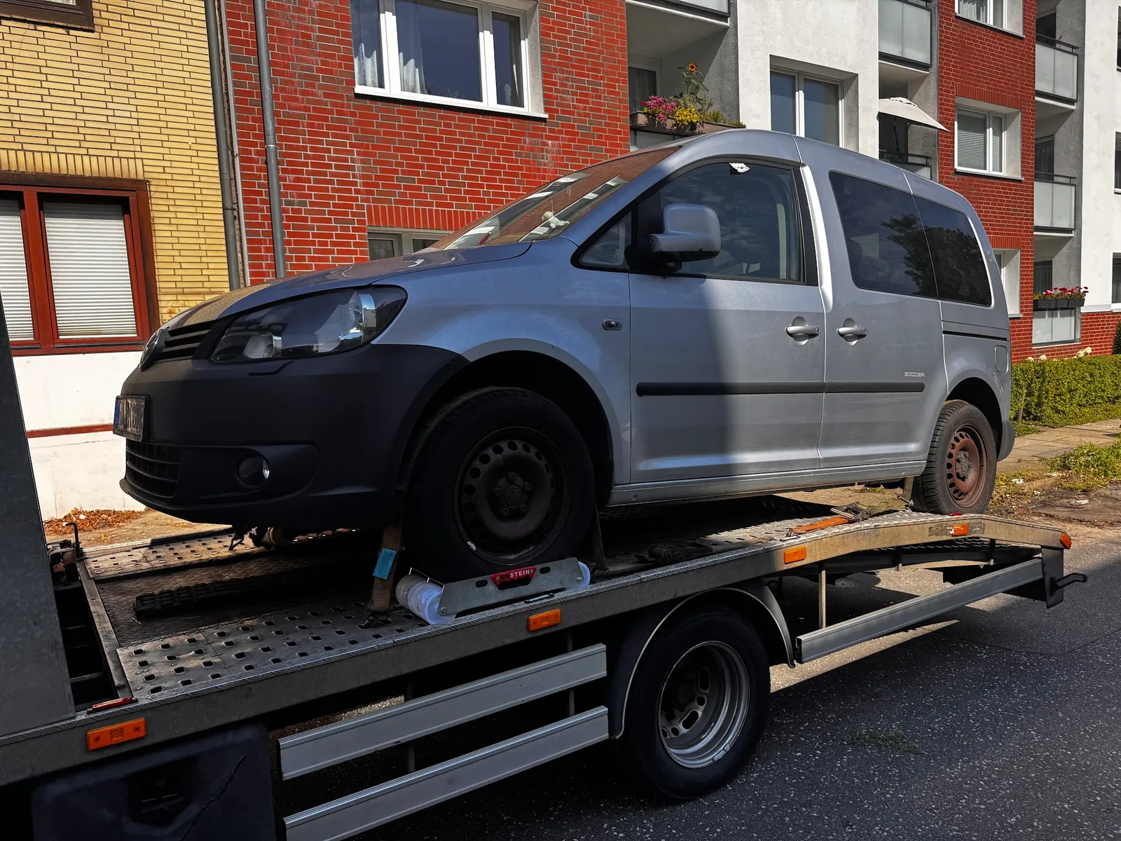 Fahrzeugtransport eines VW Caddy