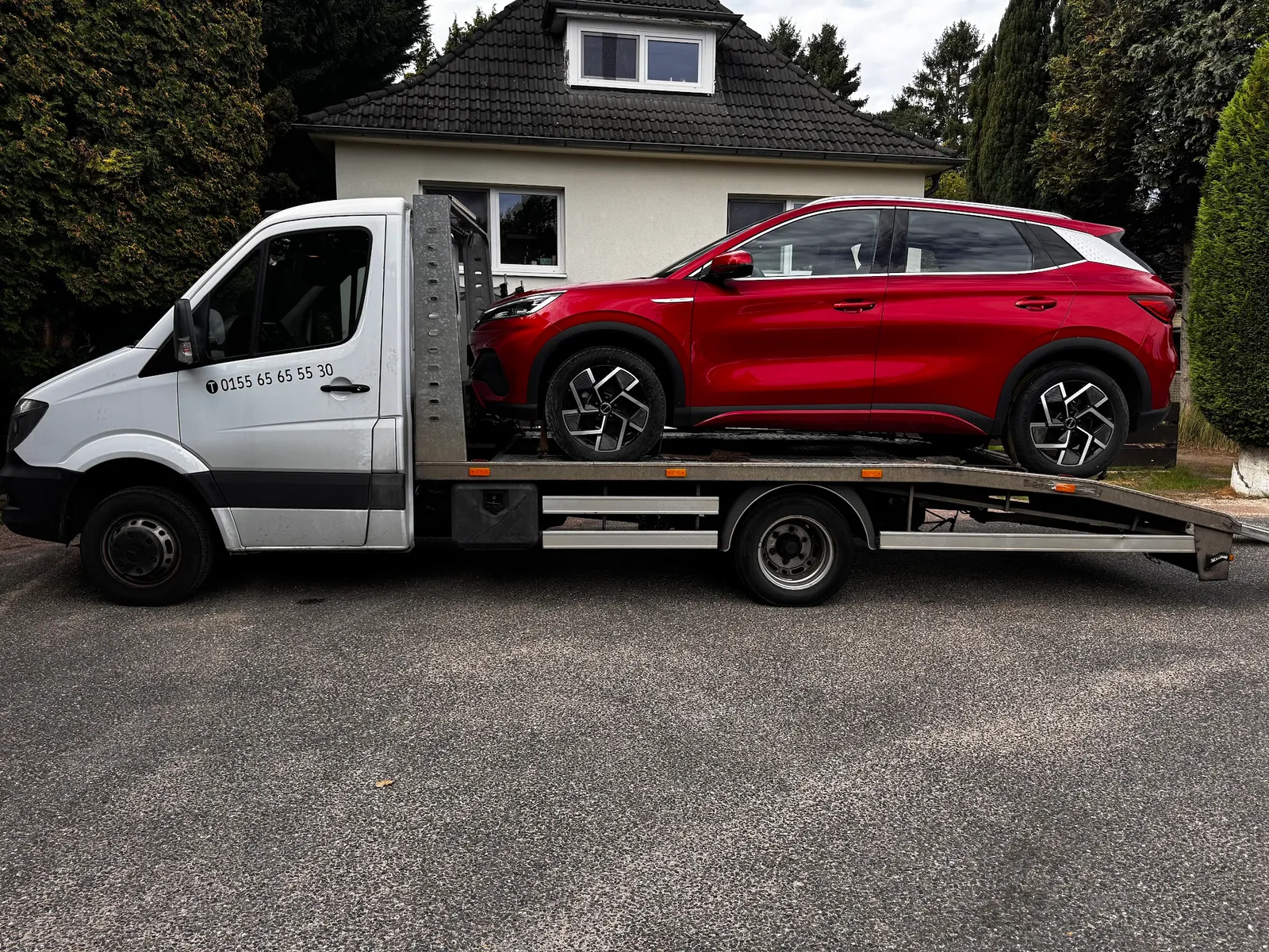 Roter SUV auf dem Abschleppwagen